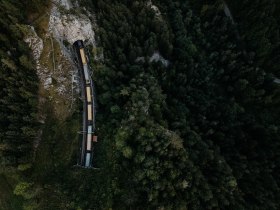 Pohľad na &uacute;sek železnice Semmering zhora.