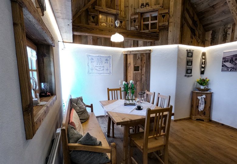 Rustikales Esszimmer mit Holzmöbeln und gemütlicher Dekoration.