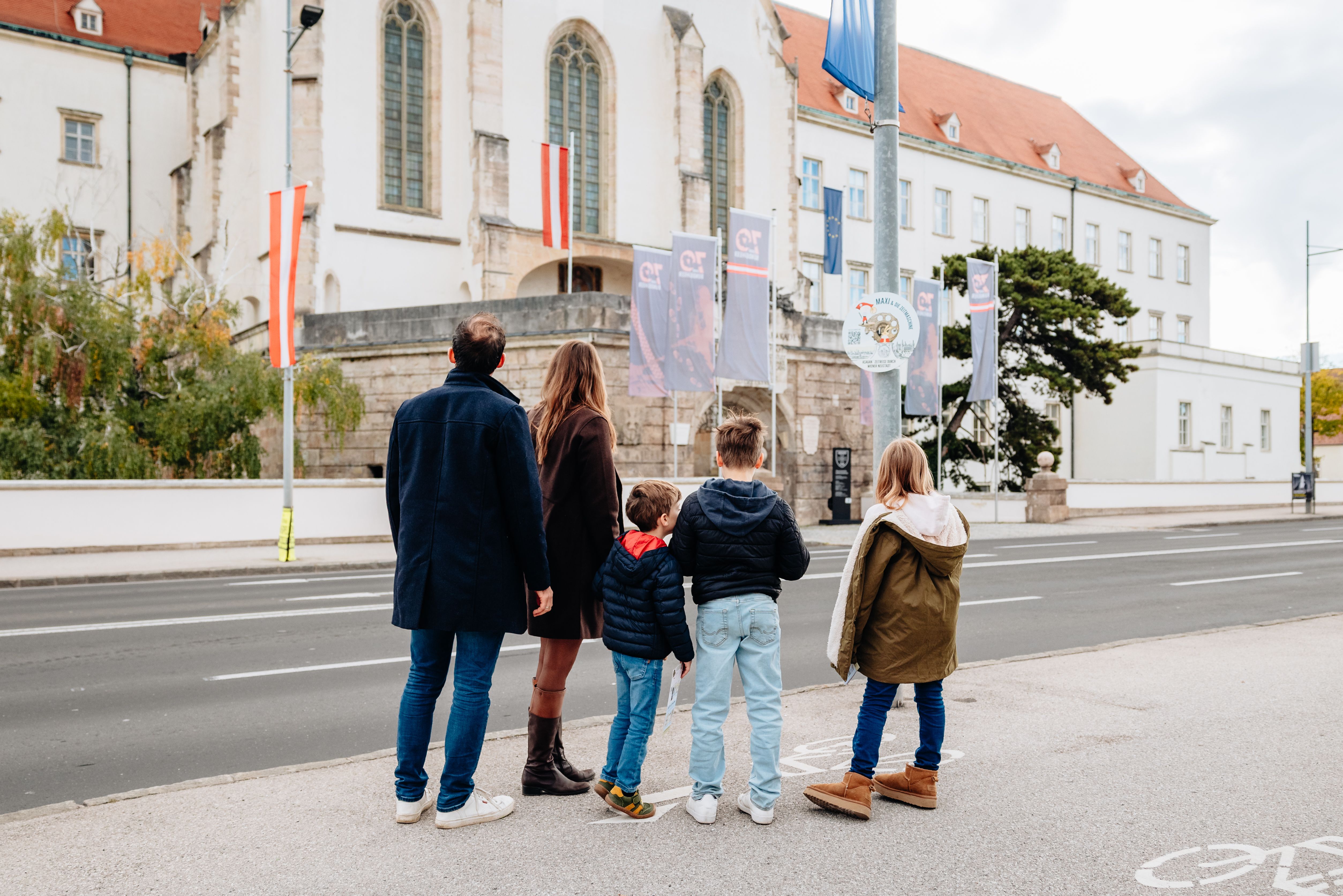 Familie bestaunt die prächtige Theresianische Militärakademie
