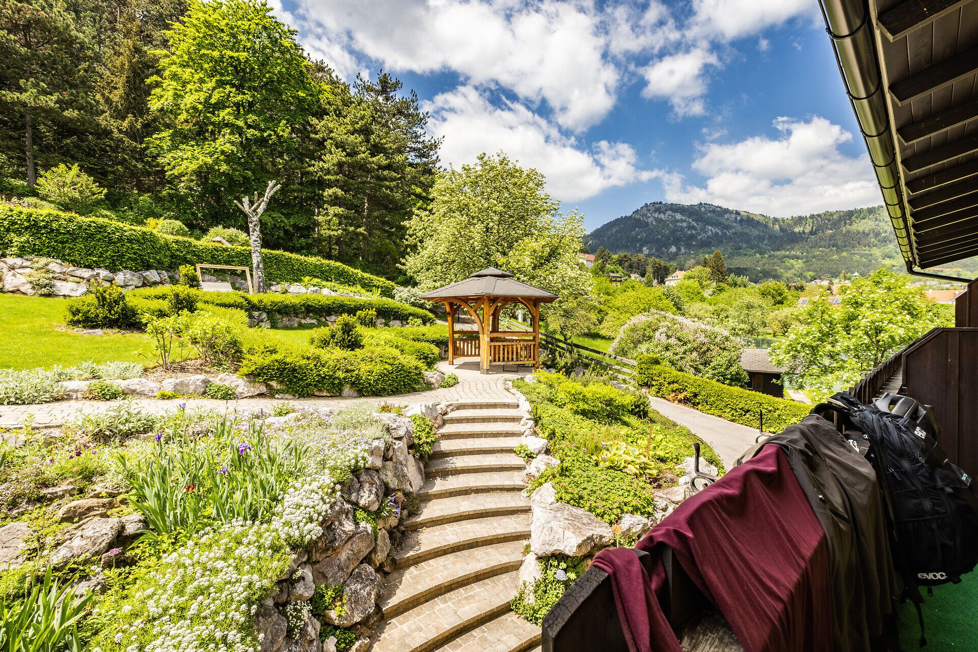 Vom Balkon des Landgasthof „Zur Schubertlinde“, wo Radkleidung aufgehängt wurde, hat man einen guten Blick in den Garten.