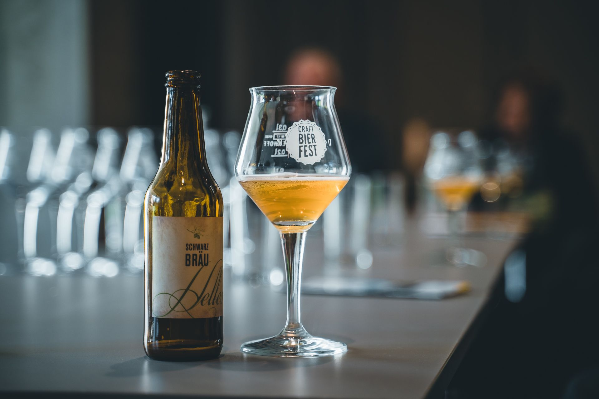 Schwarzbräu Bierflasche mit eingeschenktem Glas