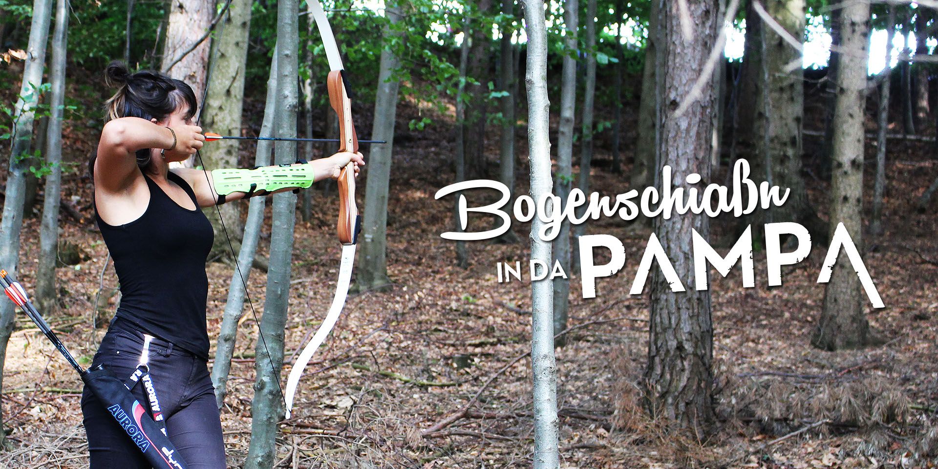 A woman shoots with a bow in the forest. The text "Bogenschiaßn in da Pampa" is faded in.