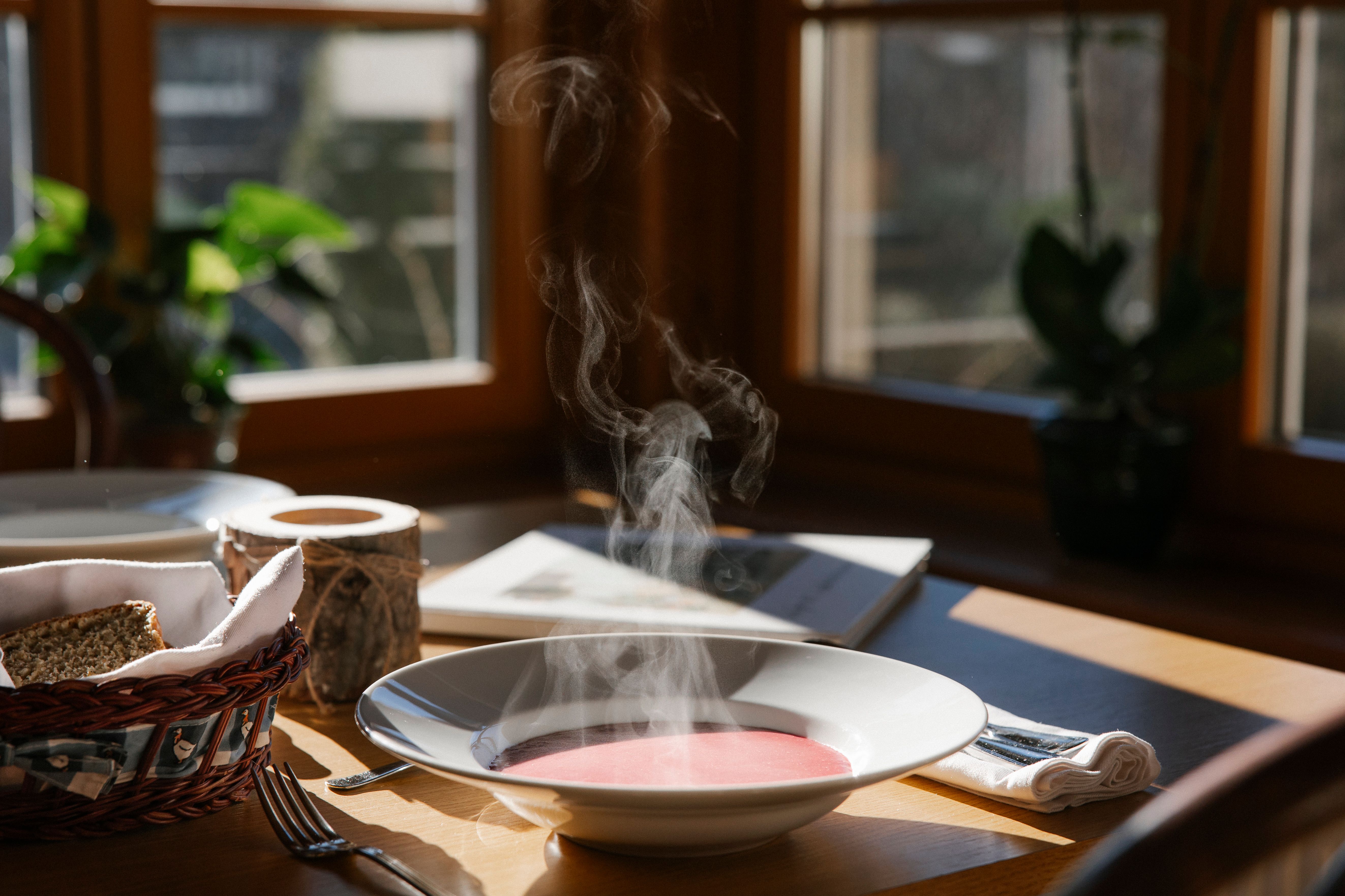 Suppe am Tisch raucht im Sonnenlicht 