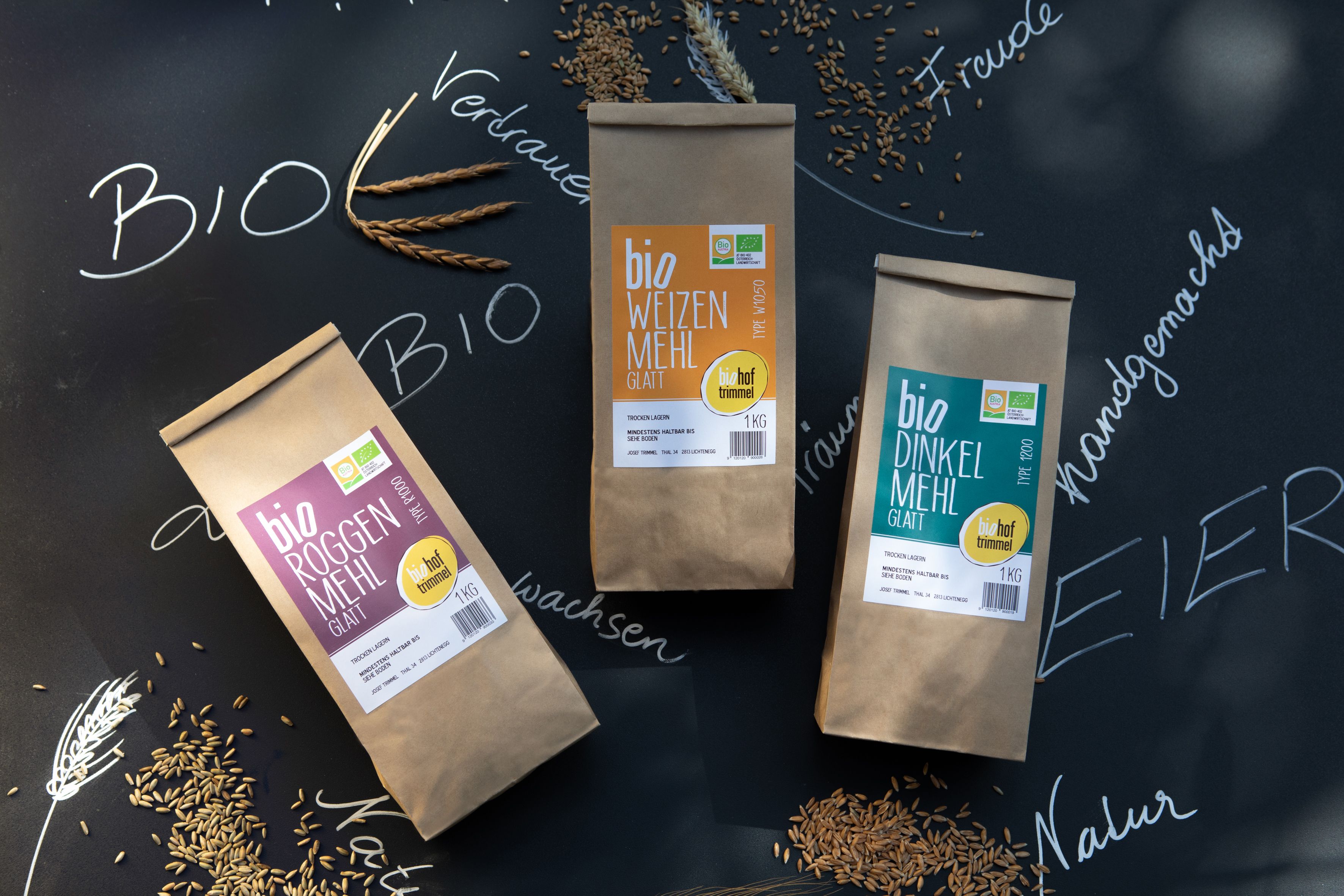 Drei verschiedene Mehle in Papiertüten, auf schwarem Hintergrund mit weißen Schriftzügen.
