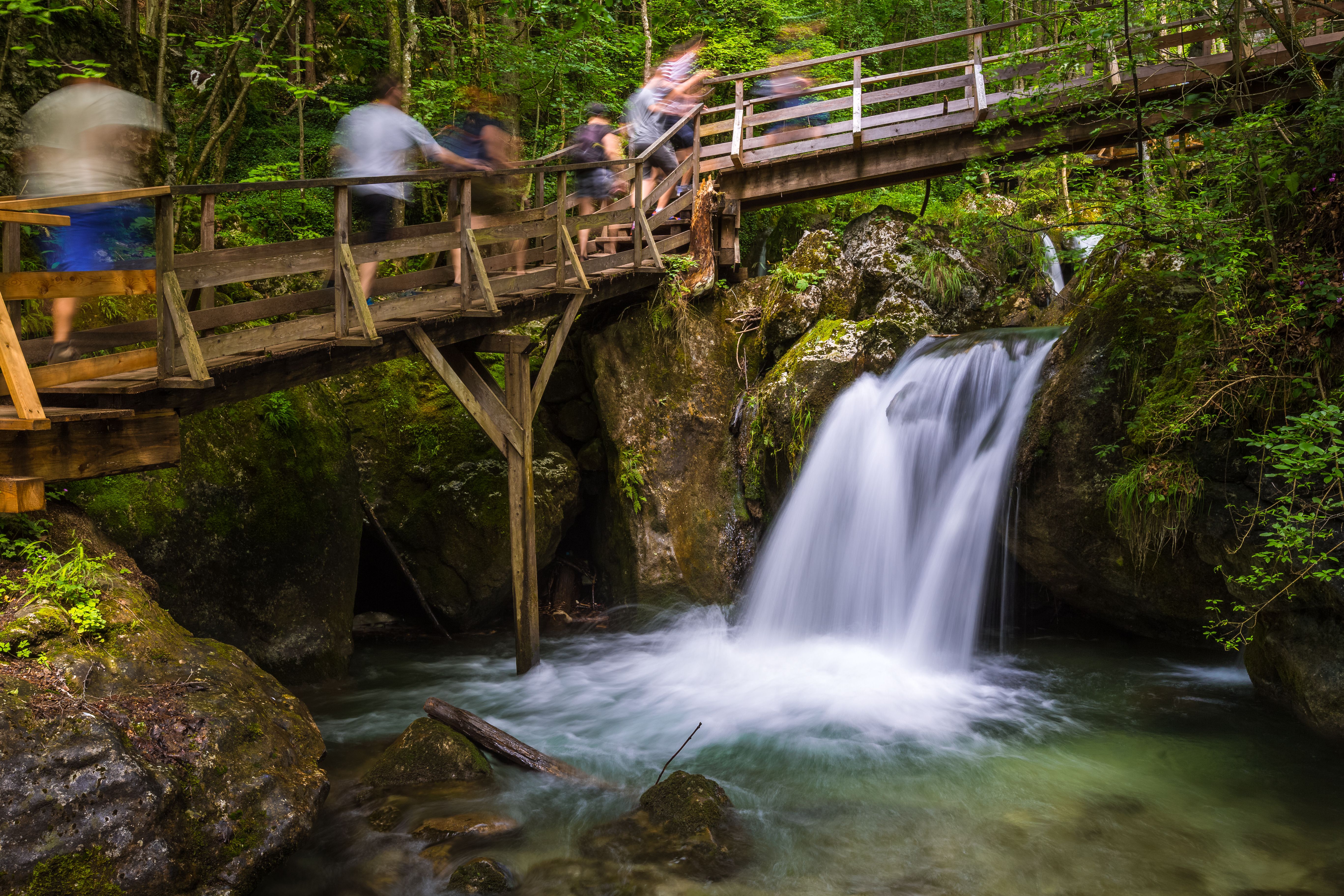 Wasserfall mit Steg und Besuchern 