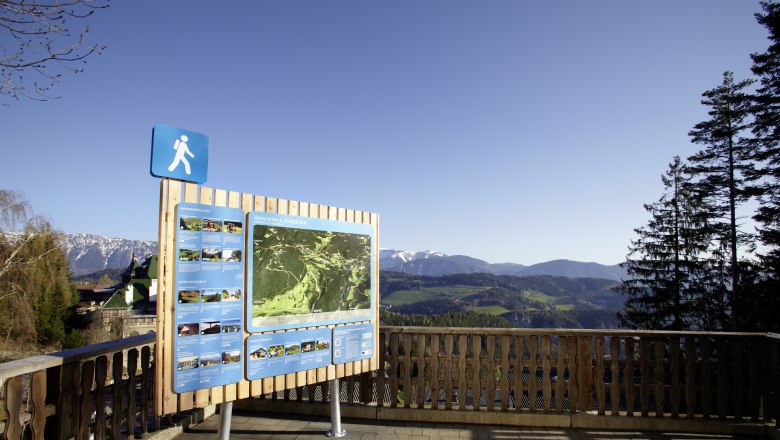 Wanderstartplatz Semmering mit Infotafel und Berglandschaft im Hintergrund.
