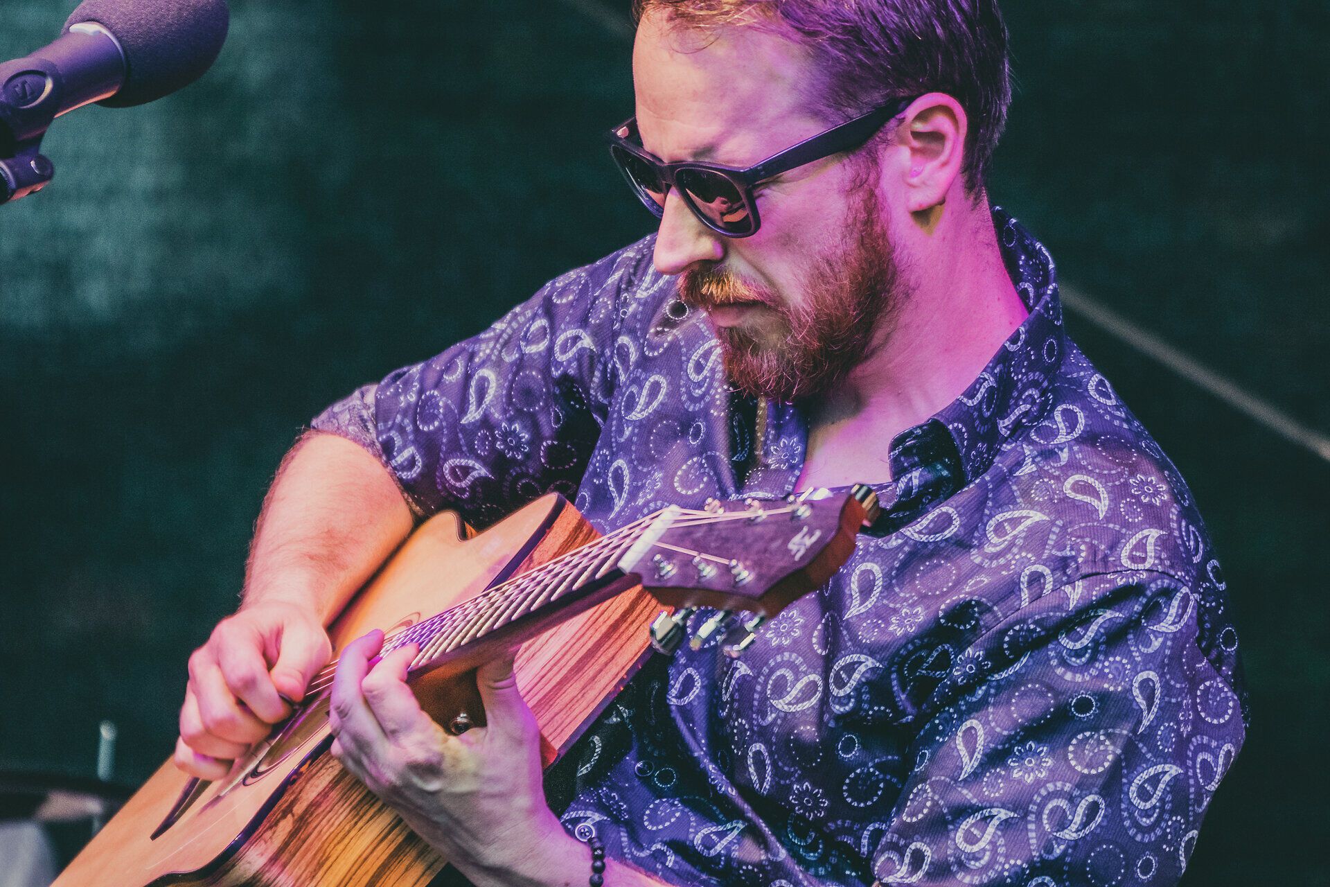 Ein talentierter Musiker fesselt das Publikum mit seinen gefühlvollen Klängen auf der Gitarre. Die warme Sommerluft ist erfüllt von Melodien, die die Herzen berühren und die Seele zum Schwingen bringen. Umgeben von einer lebhaften Atmosphäre genießen die Zuhörer diesen besonderen Moment.