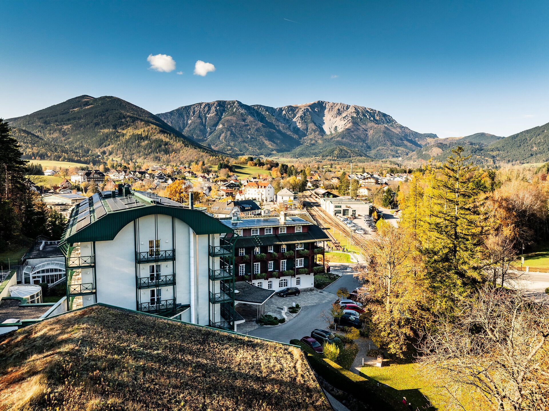 Hotelzimmer mit Bett und Balkon mit Aussicht 