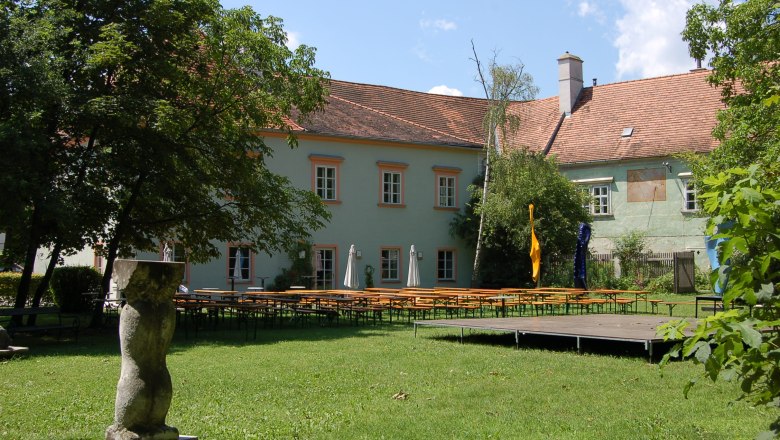 Schloss Bad Fischau mit Garten und Biertischen.