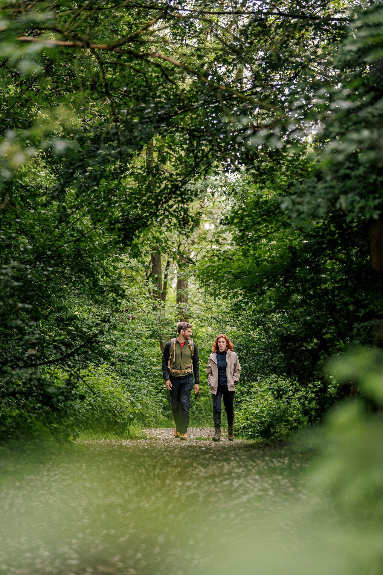 Ein Frau und ein Mann am Rosalia Rundwanderweg.