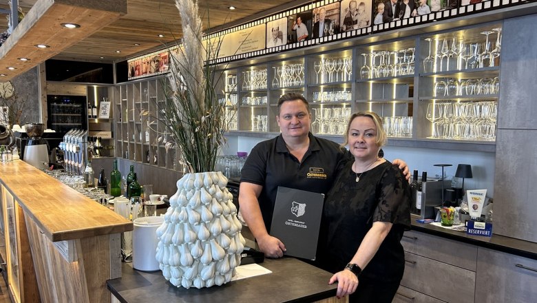 Familie Osterbauer hinter einer Bar im Restaurant Osterbauer.