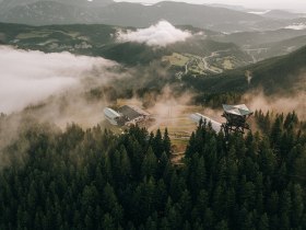 Blick auf die Bergstation der Bergbahn Semmering Hirschenkogel mit Liechtensteinhaus.