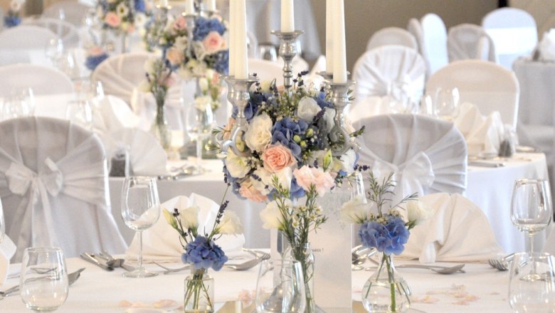 Elegant table decoration with flowers and candles in a ballroom.
