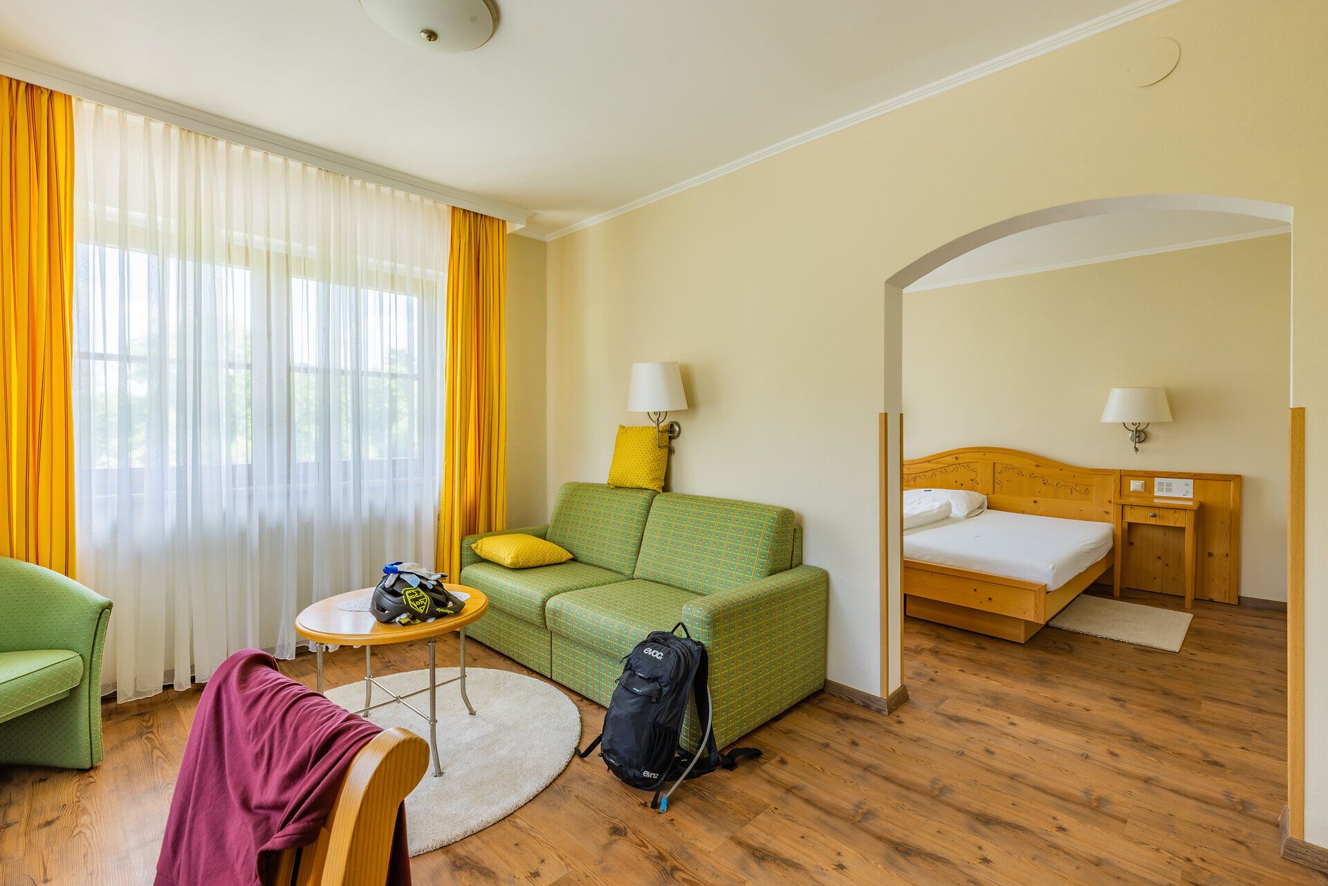 Das Zimmer im Landgasthof „Zur Schubertlinde“ ist unterteilt in ein Schlafzimmer und ein Wohnzimmer, wo Radzubehör abgelegt wurde.