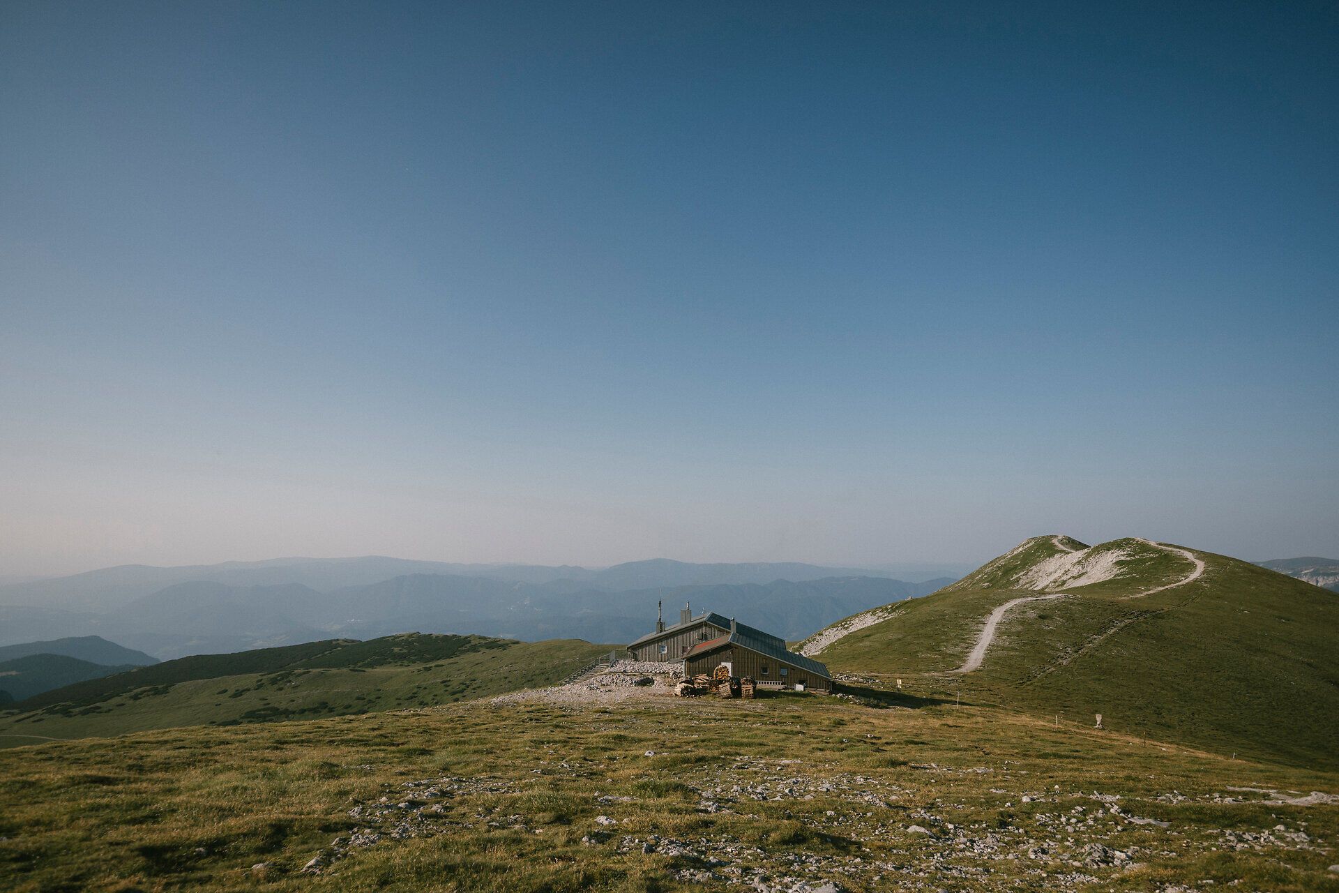 Fischerhütte am Schneeberg inmitten der weitläufigen alpinen Berglandschaft