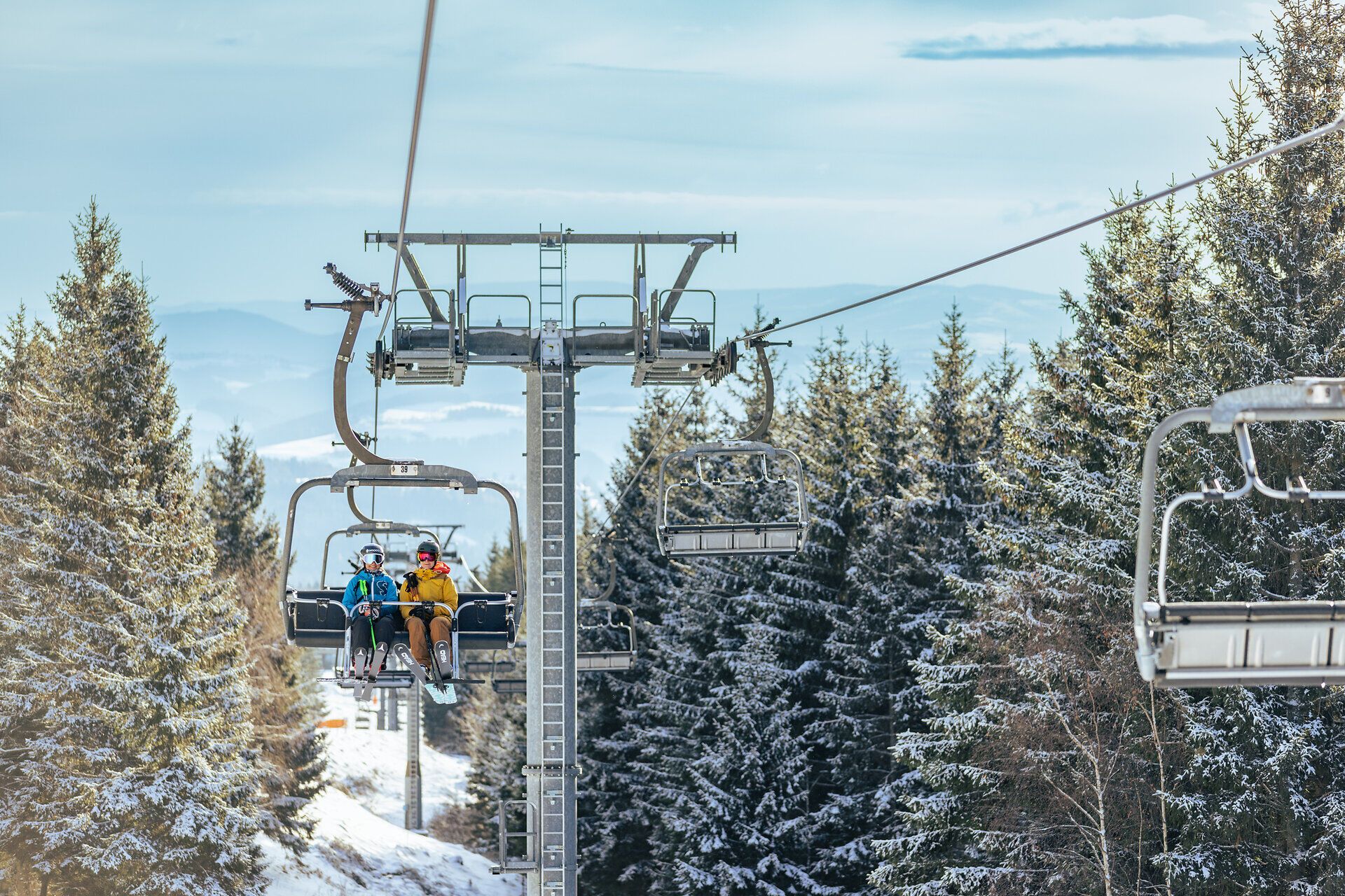 Die frische Bergluft und der glitzernde Schnee schaffen eine magische Winterlandschaft, die zum Skifahren einlädt. Familien genießen die gemeinsame Zeit auf der Piste, während die schneebedeckten Bäume eine idyllische Kulisse bieten. Hier wird der Winter zum unvergesslichen Erlebnis.