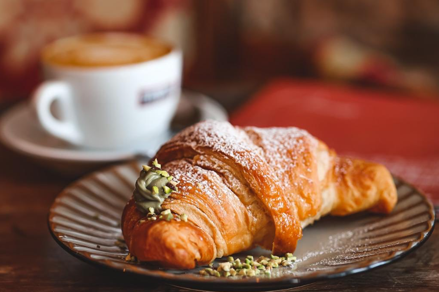 Italienisches Cornetto mit Cappuccino