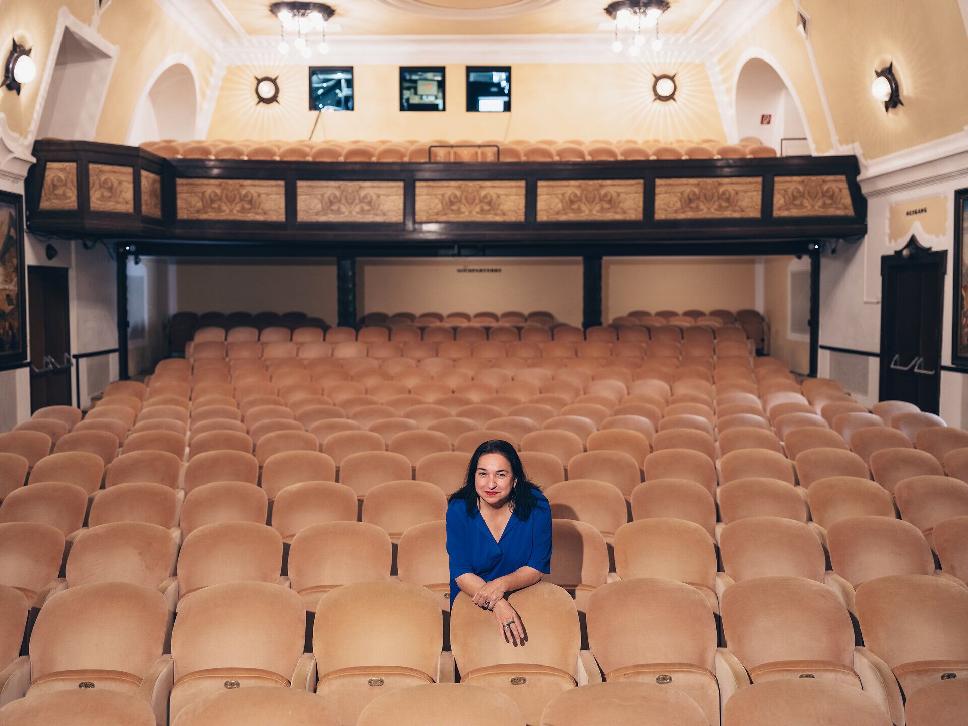 In der beeindruckenden Kulisse des Theaters entfaltet sich eine magische Atmosphäre, die die Vorfreude auf die bevorstehenden Aufführungen spürbar macht. Die leeren Sitze laden dazu ein, die Geschichten und Emotionen zu erleben, die hier bald lebendig werden. Ein Ort, an dem Kultur und Natur harmonisch verschmelzen.