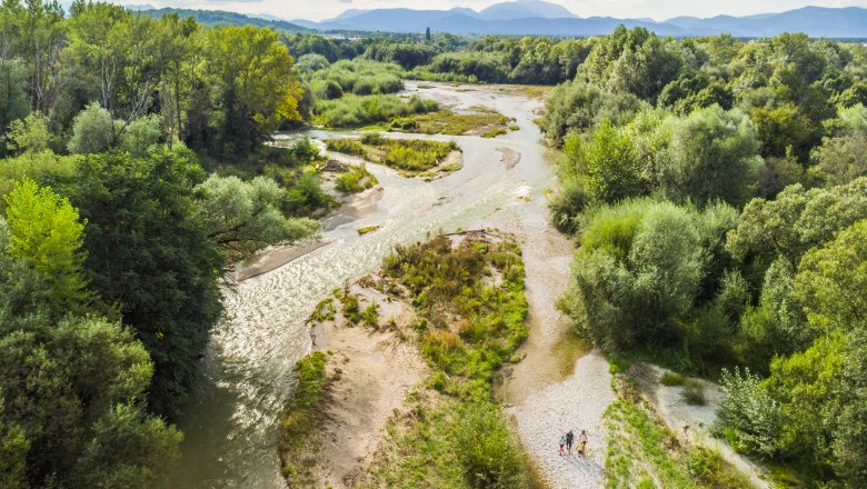 Luftaufnahme des Leitha-Ursprungs in Lanzenkirchen mit Fluss und grüner Vegetation.