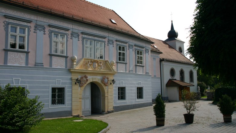 Pfarrhof Pitten, Fassade und Eingang, © Thermengemeinden