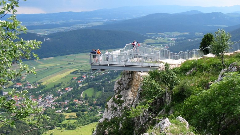 Aussichtsplattform auf der Hohen Wand mit Blick auf das Tal.