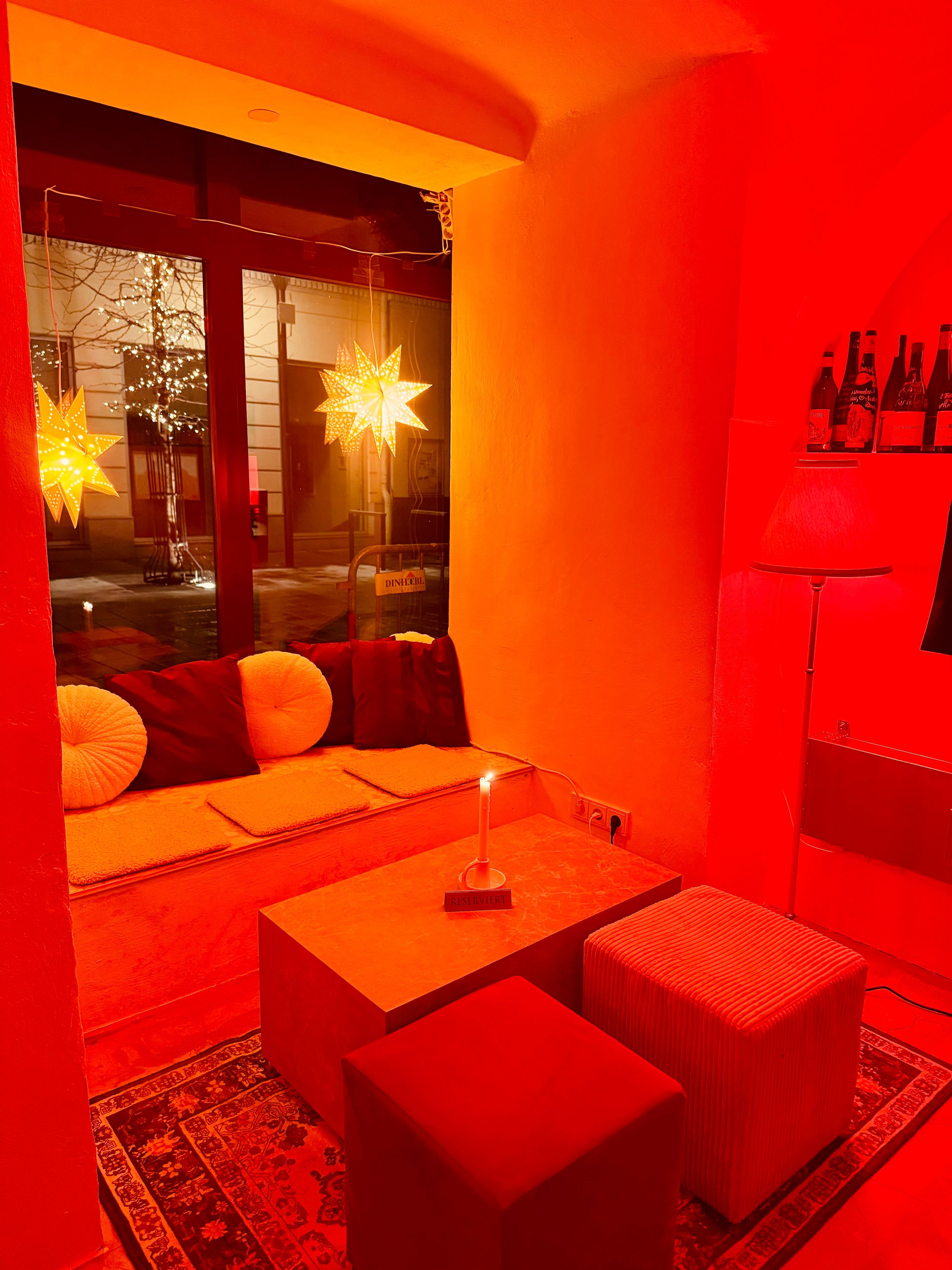 Gemütliche Fenstersitzbank mit Teppich und Hockern