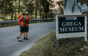 Zwei Wanderer vor dem Eingang des Ghega Museums