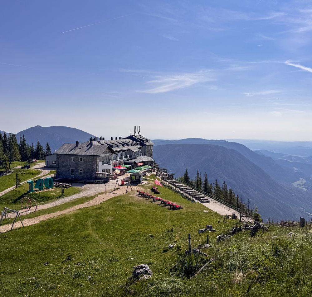 Berggasthof auf der Rax mit Aussicht auf die umliegenden Berge und Täler.