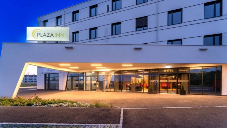 PLAZA Residence Wiener Neustadt Exterior, © PLAZA Residence Wiener Neustadt Außenansicht des Plaza Inn Hotels in Wiener Neustadt bei Dämmerung.