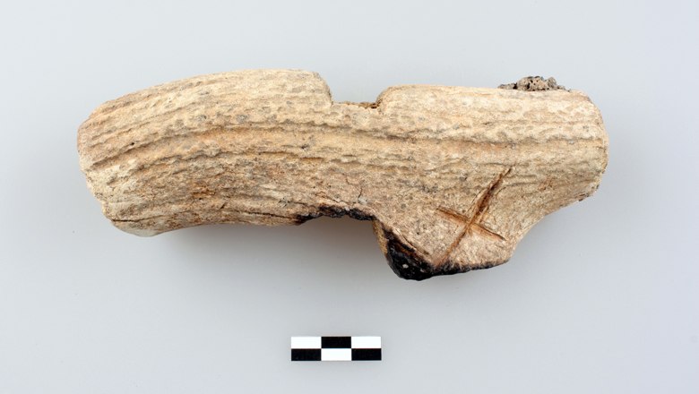 Spätbronzezeitlicher Hammer aus Hirschgeweih mit eingeritztem X.