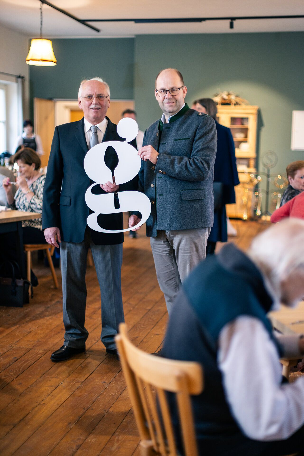Kulinarik-Veranstaltung Gedanken-Gänge im s'Hutwisch in Hochneukirchen in der Buckligen Welt mit Gastgeber Thomas Heissenberger und Philharmoniker-Solotrompeter a.D. Hans Peter Schuh.