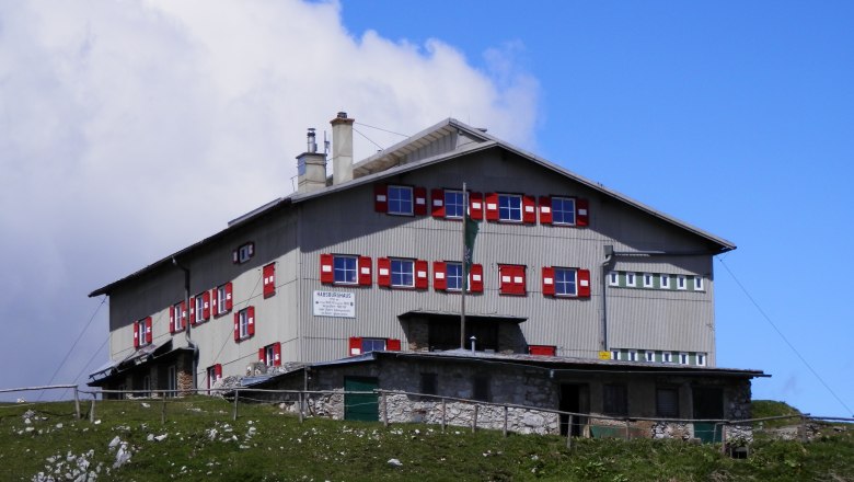 Habsburghaus auf der Rax mit blauen Himmel und Wolken im Hintergrund.