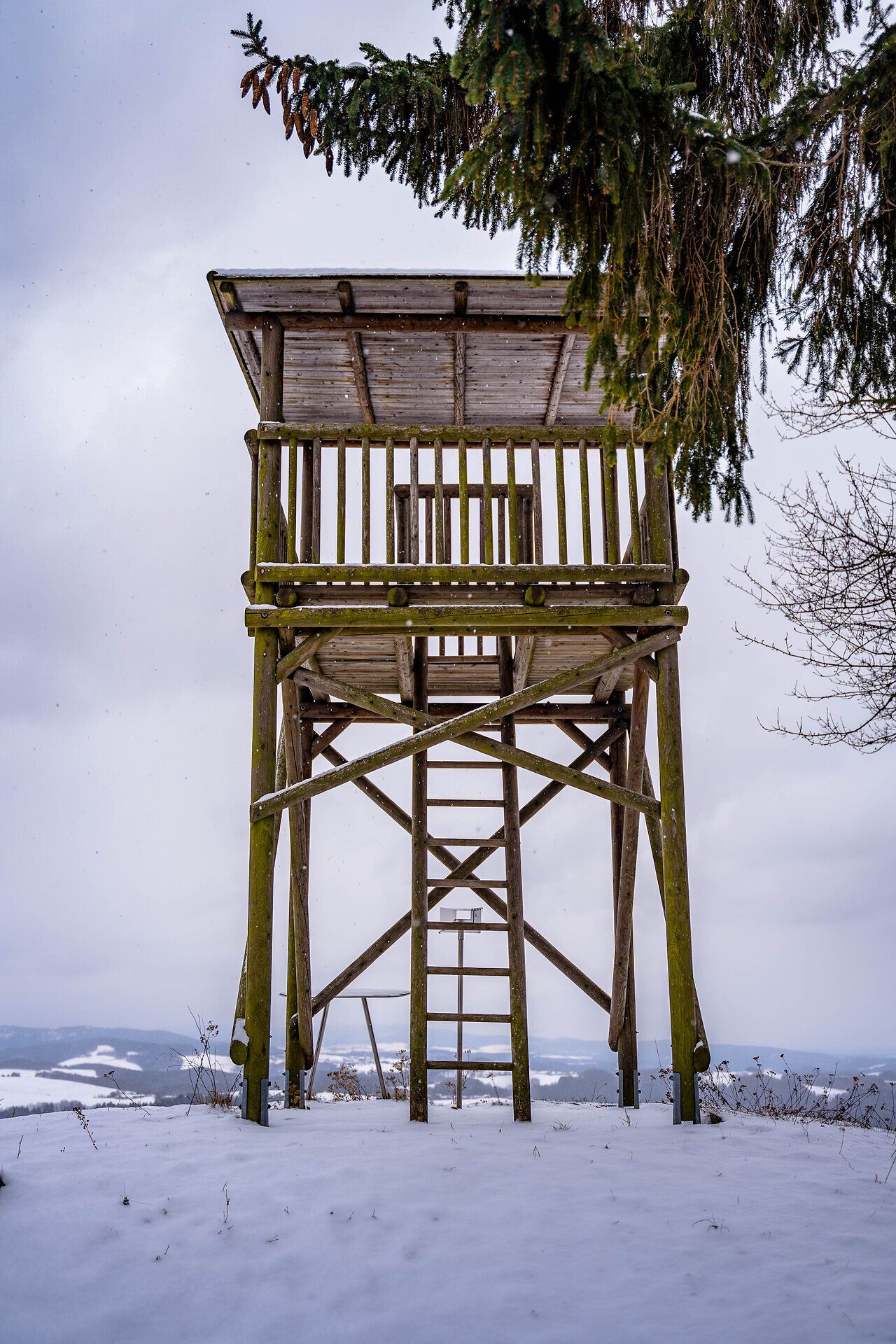 Die Aussichtswarte am Walderlebnisweg in der winterlichen Landschaft. 