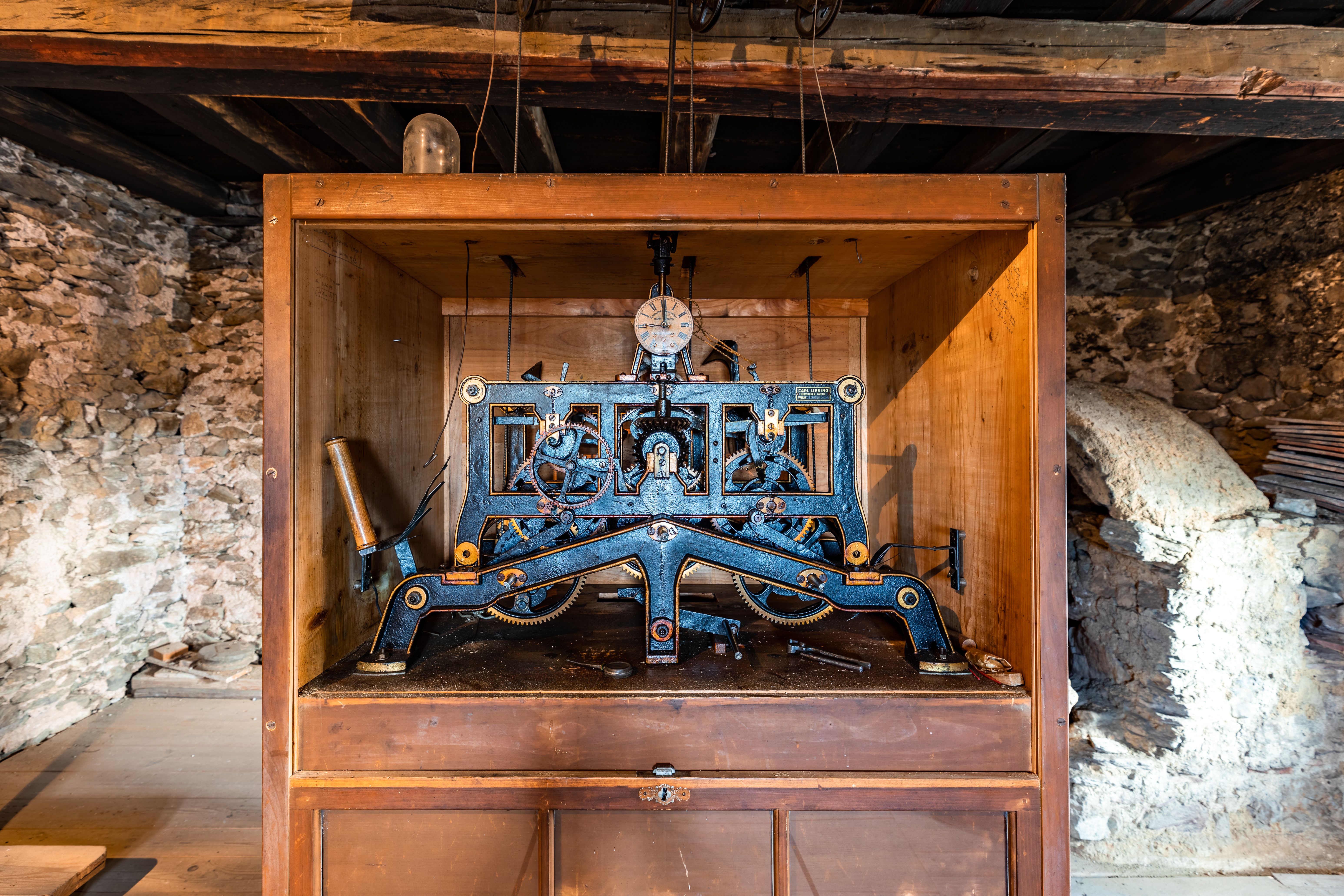 Detailaufnahme des Uhrwerks der Wehrkirche Lichtenegg aus Holz und Metall, mit vielen Zahnrädern
