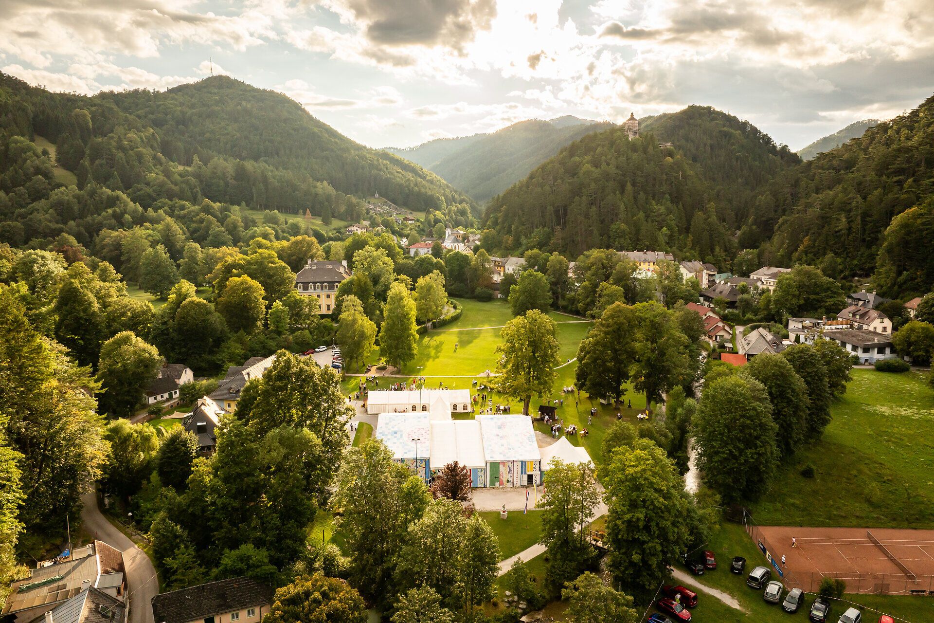 Luftaufnahme des Festspielzelt der Raimundspiele Gutenstein