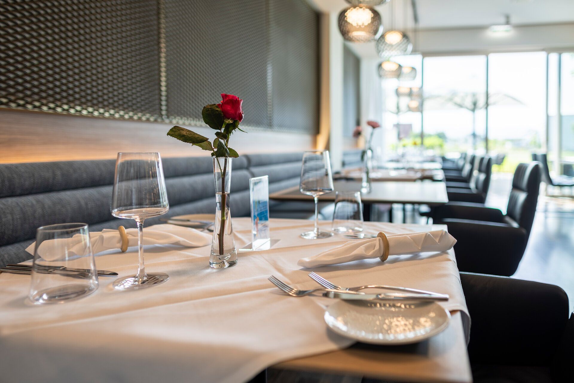 Ein Tisch in der Brasserie vom Hotel leParc ist im modernen Ambiente schön eingedeckt.