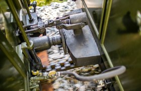 Nahaufnahme einer Schraubenkupplung zwischen zwei Eisenbahnwagen.