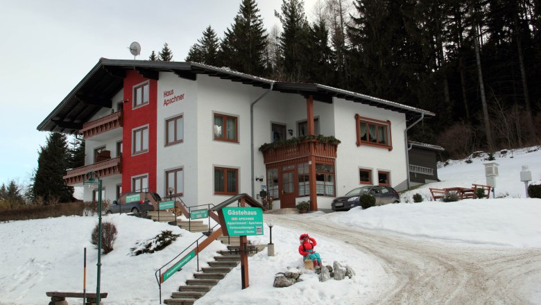Das Gästehaus Apschner im Winter, © Robert Apschner Winterliches Gästehaus Apschner mit Schnee und Wald im Hintergrund.