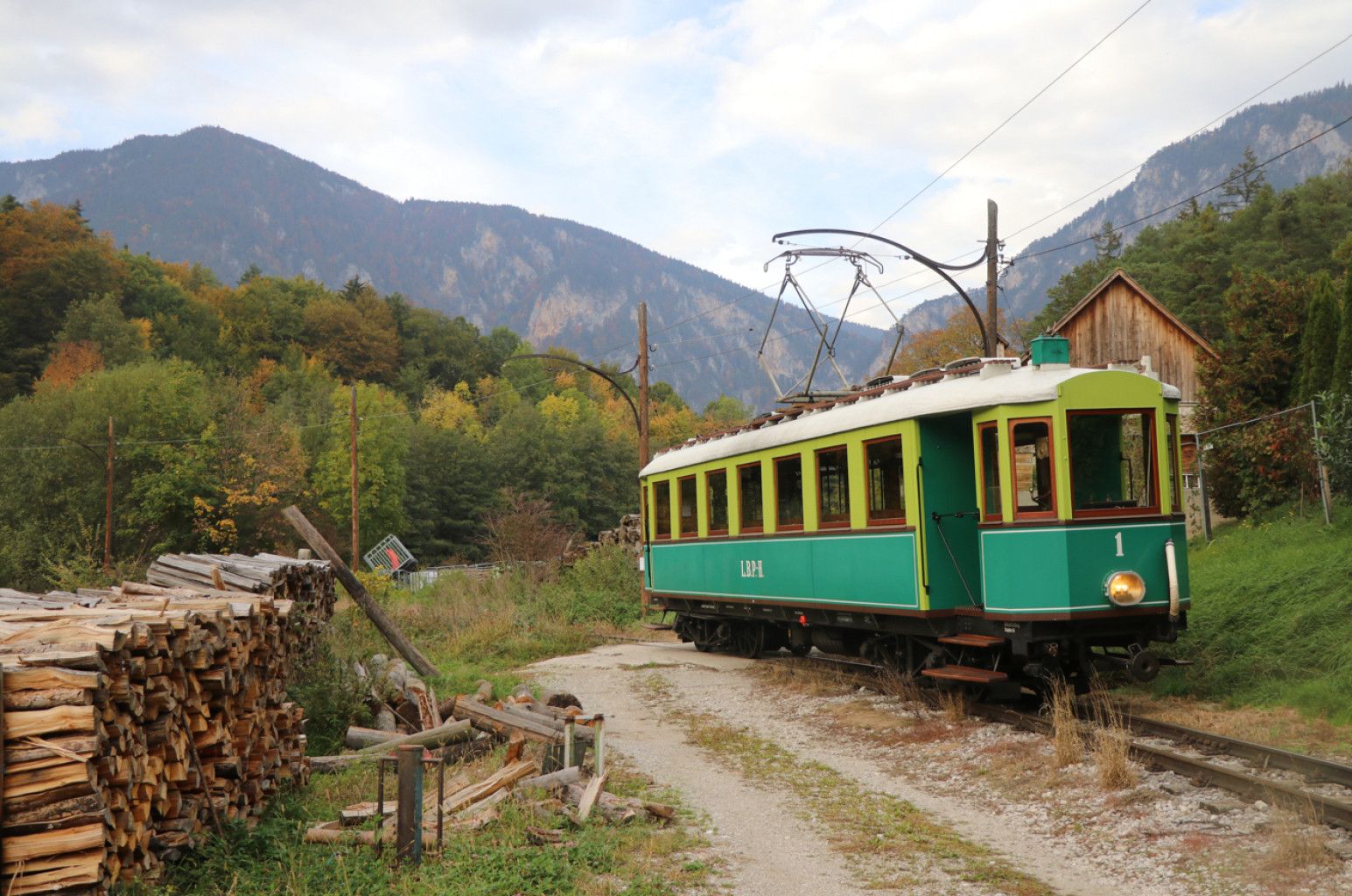 Der Triebwagen Nr. 1 in der farbenprächtigen Herbstlandschaft im Steinhofgraben bei Payerbach