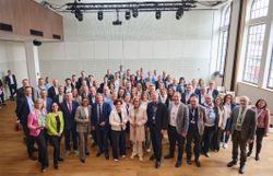 Gruppenfoto der Dialogrunde zur neuen Tourismusstrategie „Vision T“ in Niederösterreich