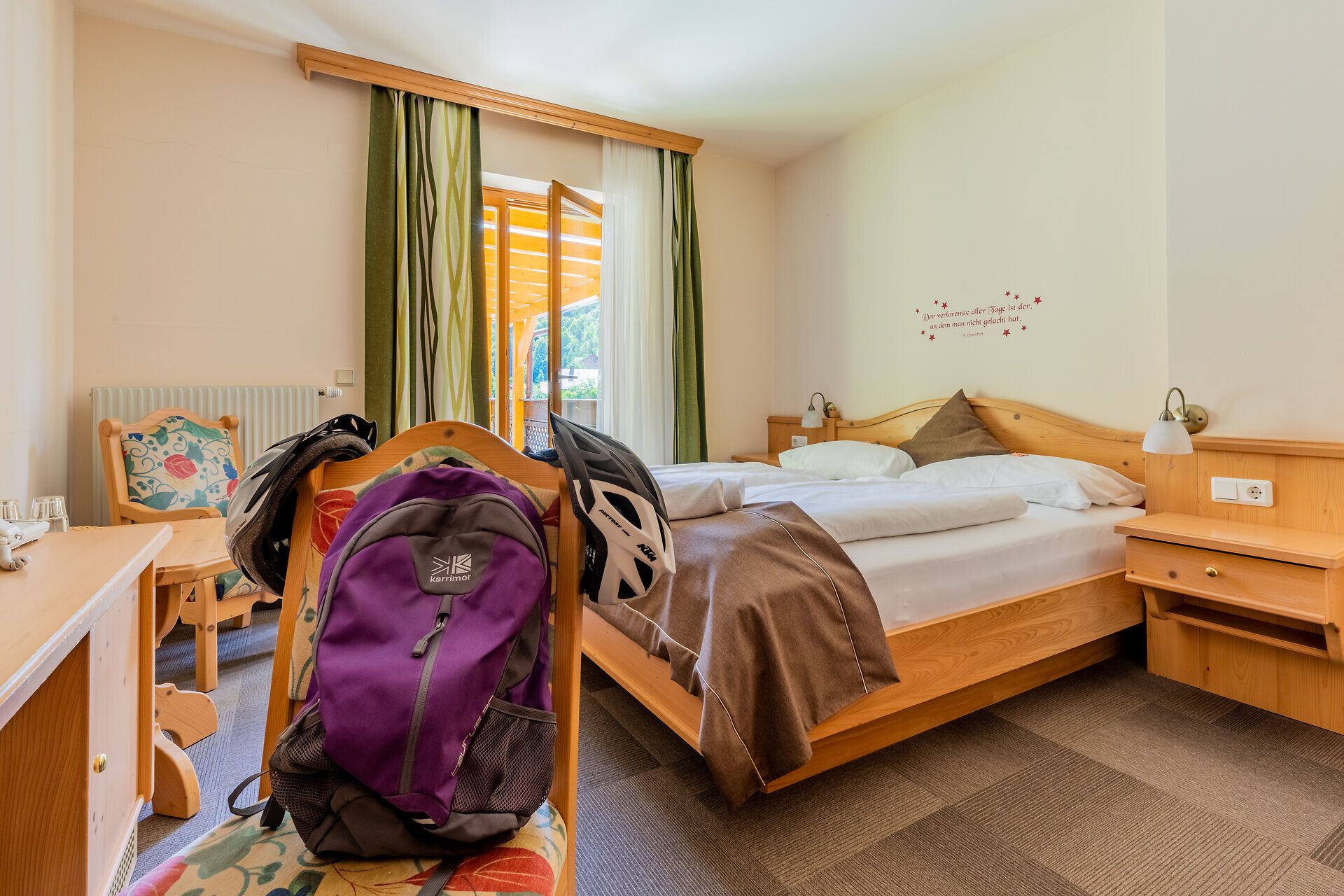 Das Hotel Post-Hönig in Kirchschlag in der Buckligen Welt ist unter anderem Radpartner Niederösterreich. Es liegt direkt im Zentrum in Kirchschlag unterhalb der Burgruine Kirchschlag. Dort sind Radfahrer besonders gut ausgehoben.