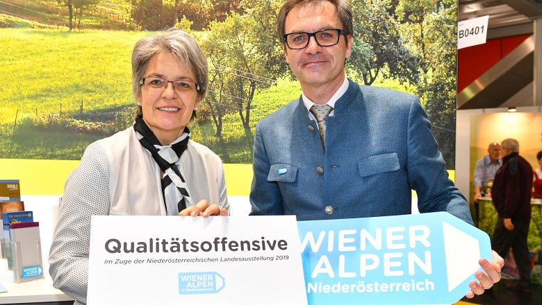 Tourismus-Landesrätin Petra Bohuslav und Markus Fürst, Geschäftsführer der Wiener Alpen, präsentieren die Qualitätsoffensive, © NLK Burchhart