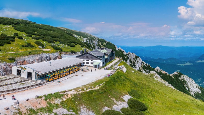 Bergstation der Schneebergbahn mit Panoramablick auf die umliegenden Berge.