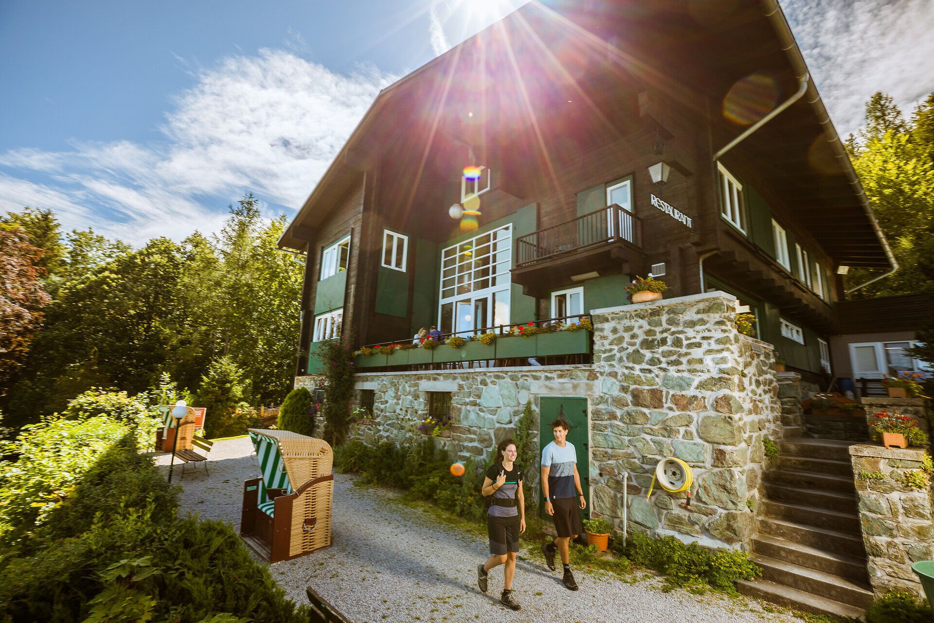 Looshaus am Kreuzberg mit 2 Wanderer