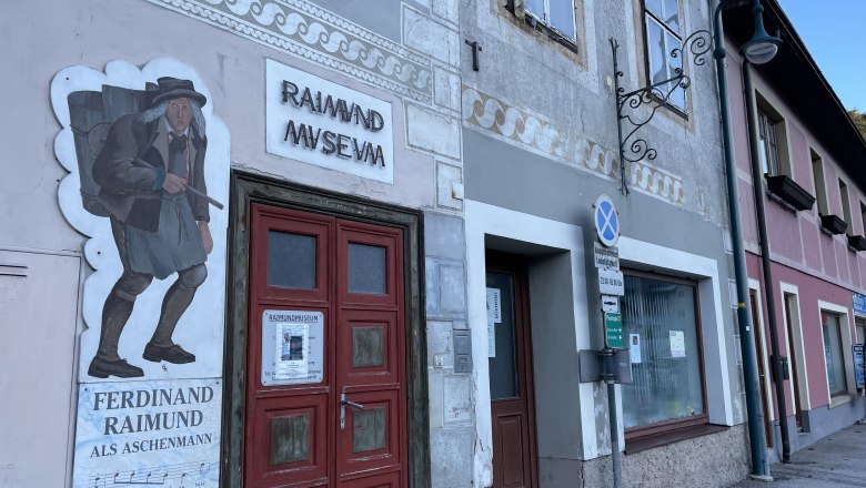 Fassade des Raimundmuseums mit Bild von Ferdinand Raimund als Aschenmann.