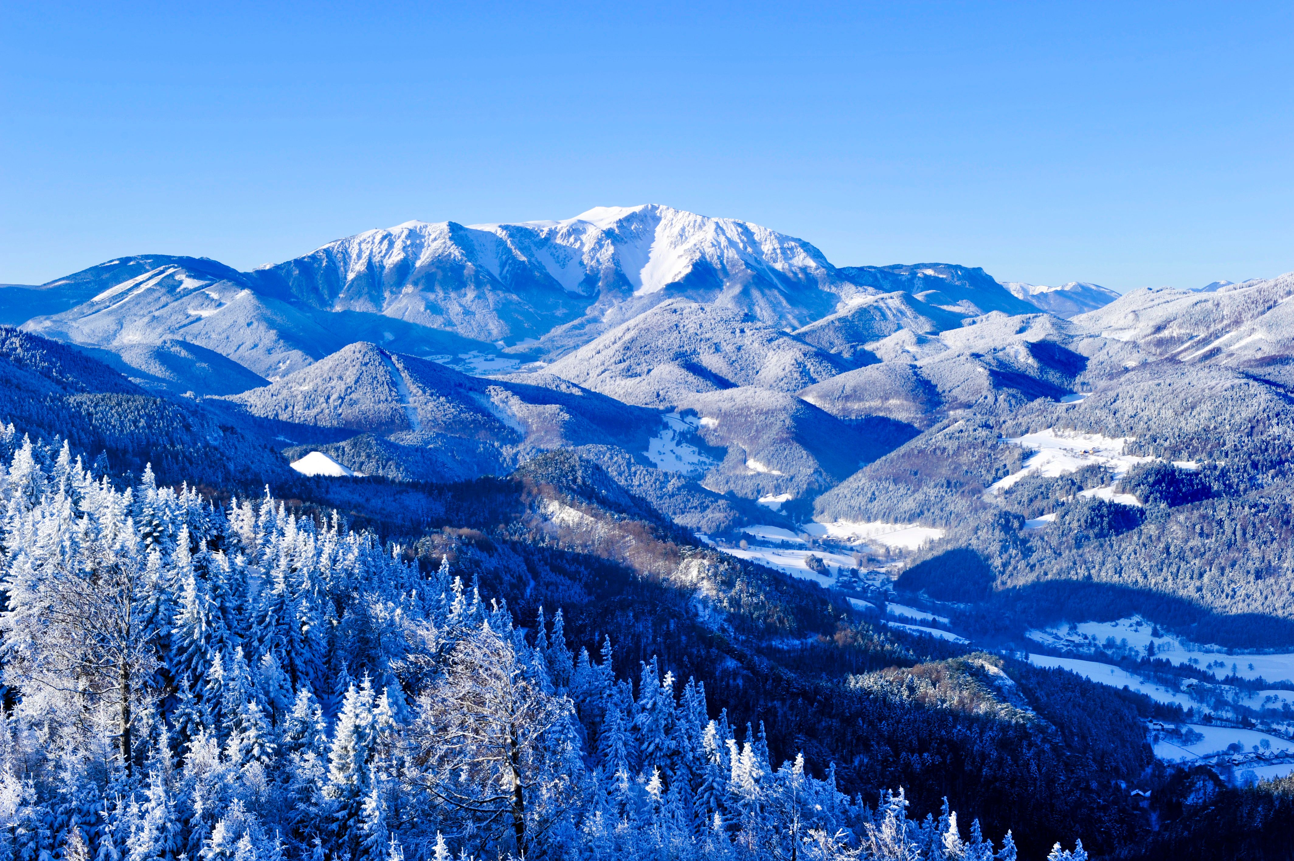Winterlandschaft im Schneebergland mit Schneeberg und Tälern