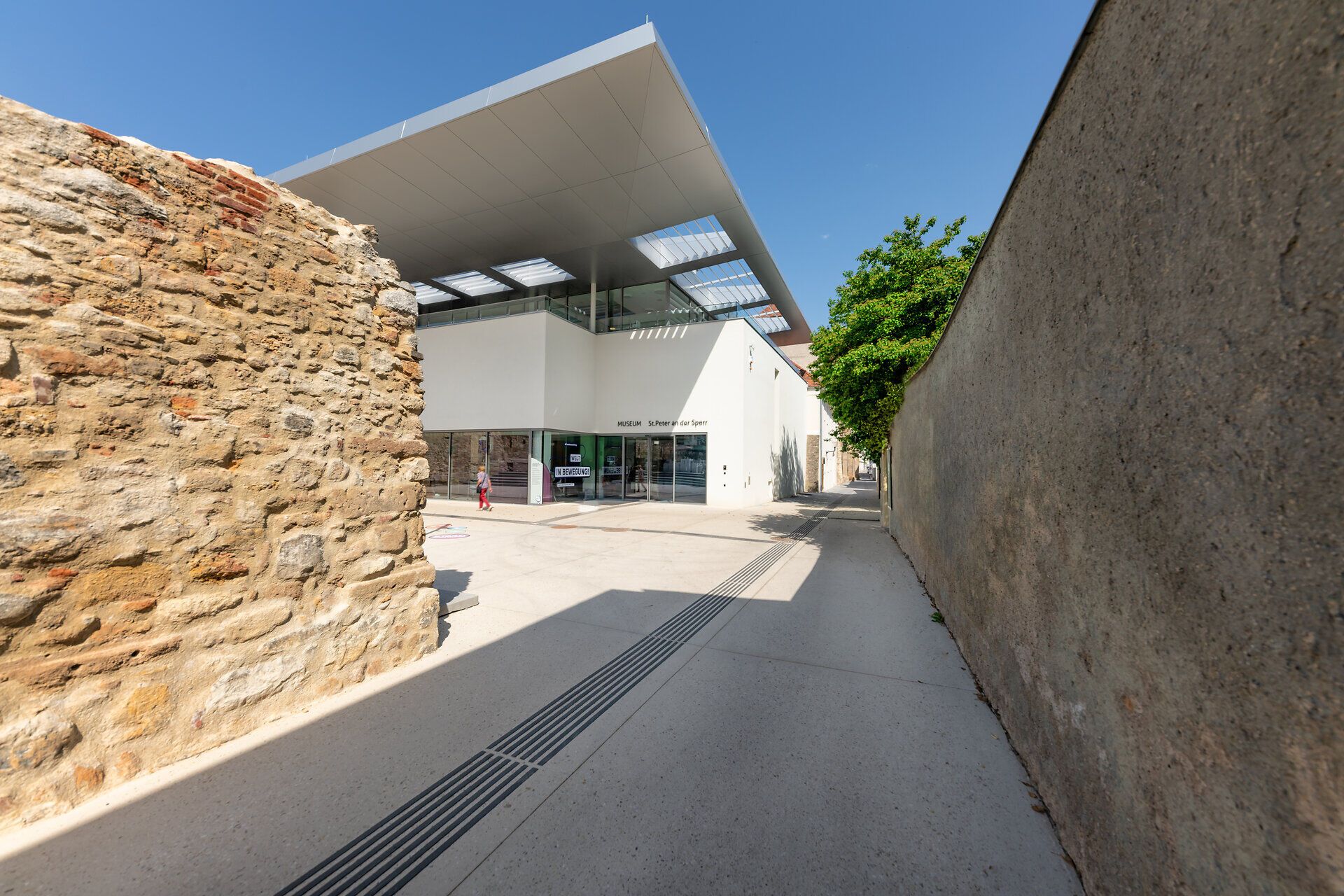 Das Museum St. Peter an der Sperr liegt direkt neben der Stadtmauer. Davor gibt es einen kleinen Park, indem oft Veranstaltungen stattfinden.