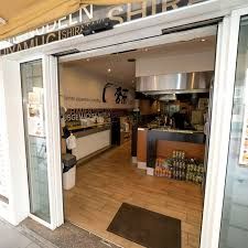 Eingang eines Nudel-Restaurants mit offener Tür.
