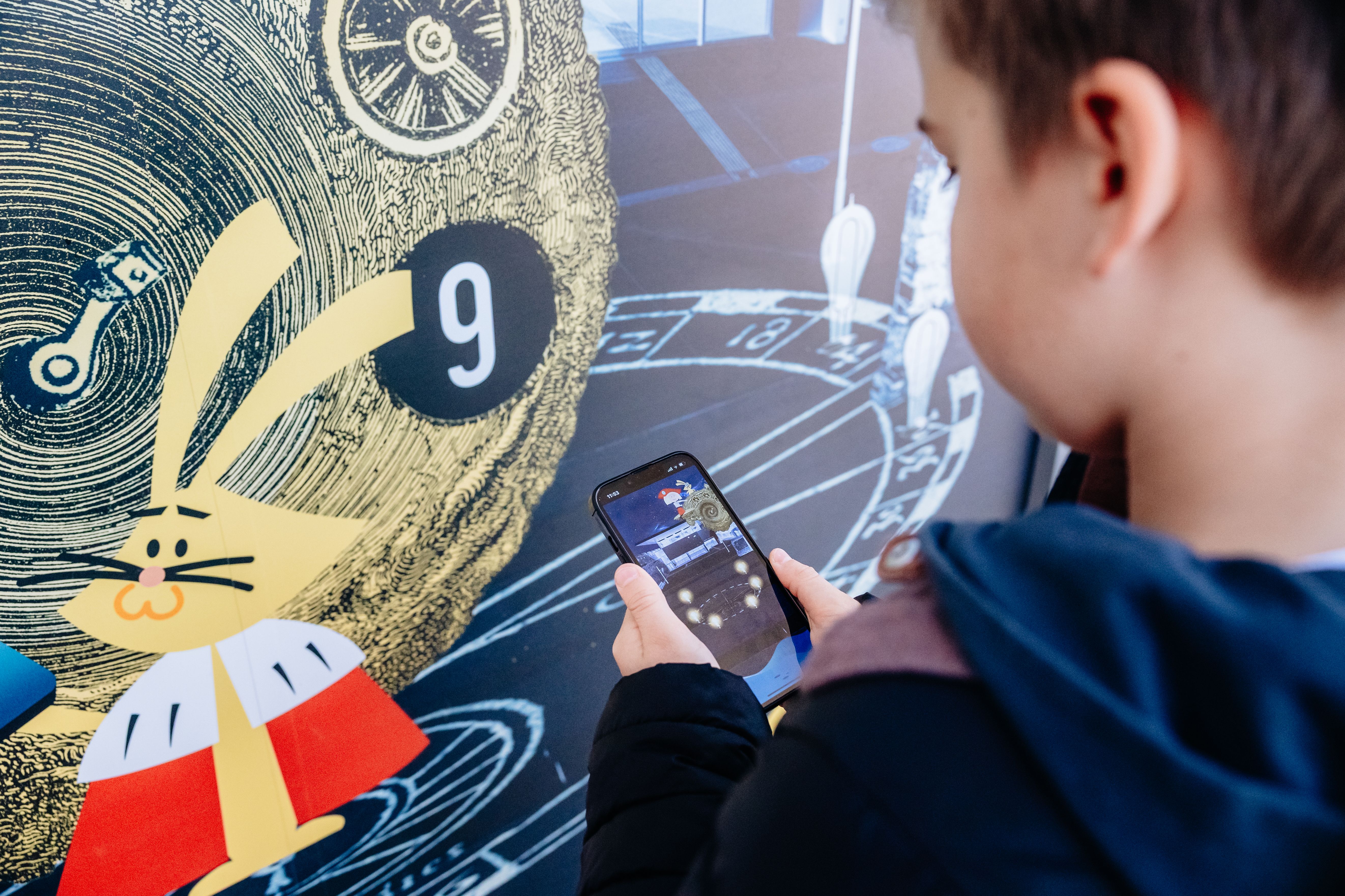 Kind beim Suchen der fehlenden Zahl