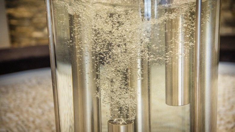 S&auml;ulen in Wasser man sieht Luftbl&auml;schen